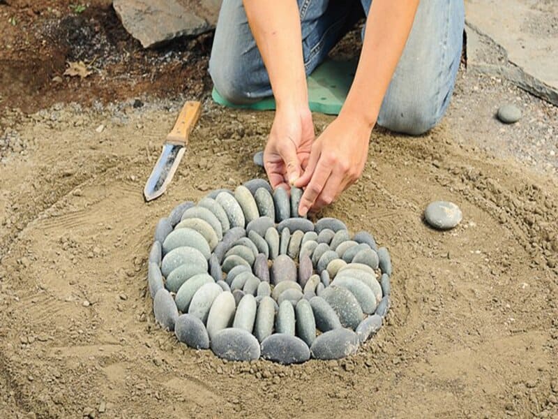 Дорожки из речного камня. Декоративная галька для сада. Садовые дорожки из гальки. Дорожка выложенная галькой. Как укладывать гальку.